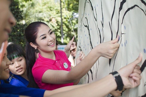 Ngọc Hân in dấu tay trên bức tranh Bảo vệ môi trường.